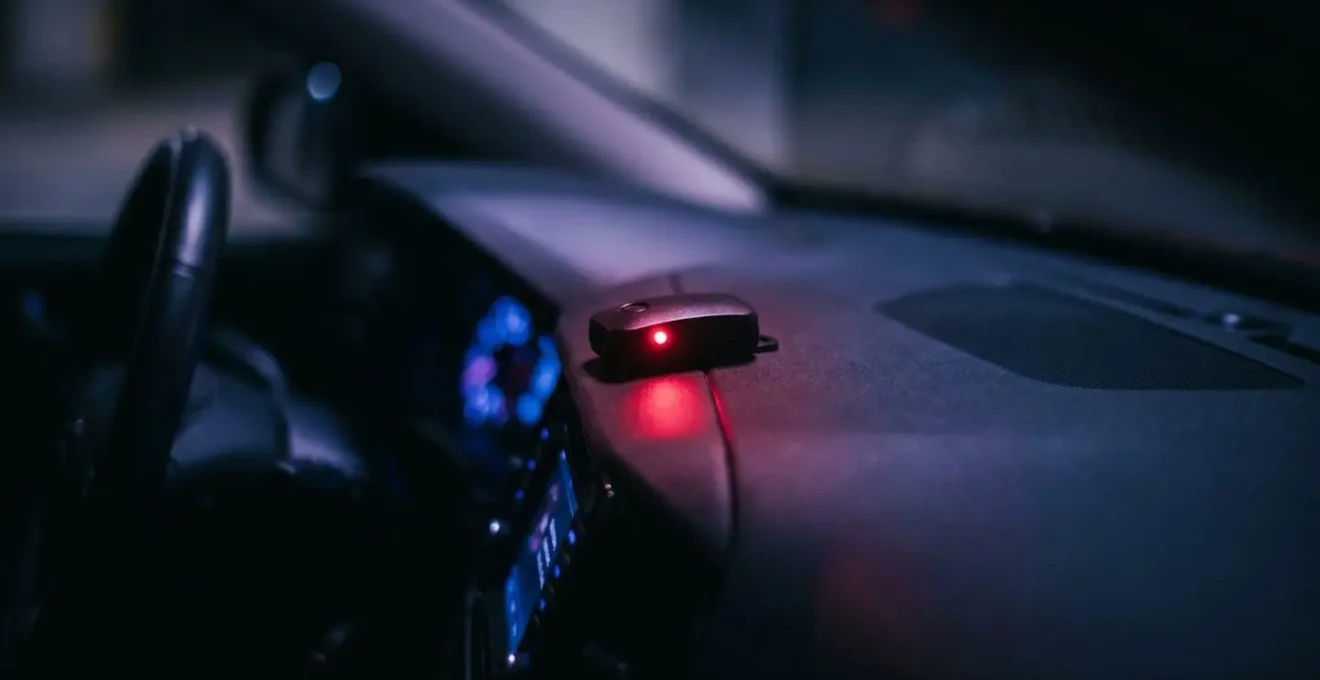 Détail d'un système d'alarme antivol installé dans l'habitacle d'une voiture