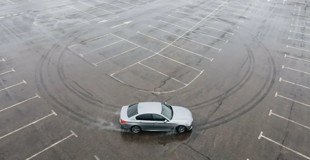 Vue aérienne d'un véhicule en sous-virage montrant l'écart de trajectoire